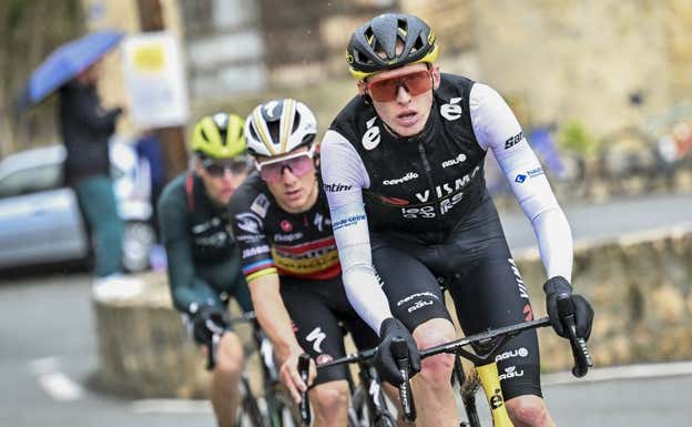 Matteo Jorgenson, con chubasquero negro y maillot blanco, durante su escapada junto a Remco Evenepoel (Soudal-Quick Step).  ASO / BILLY CEUSTERS