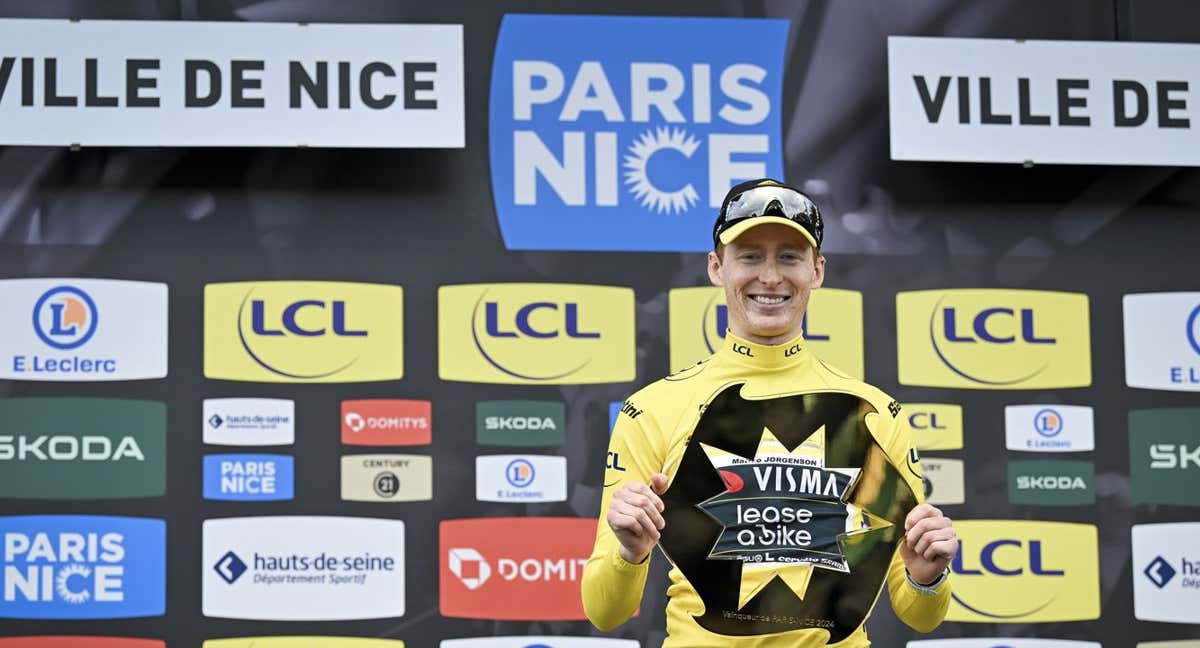 Matteo Jorgenson, con el trofeo de ganador de París-Niza.