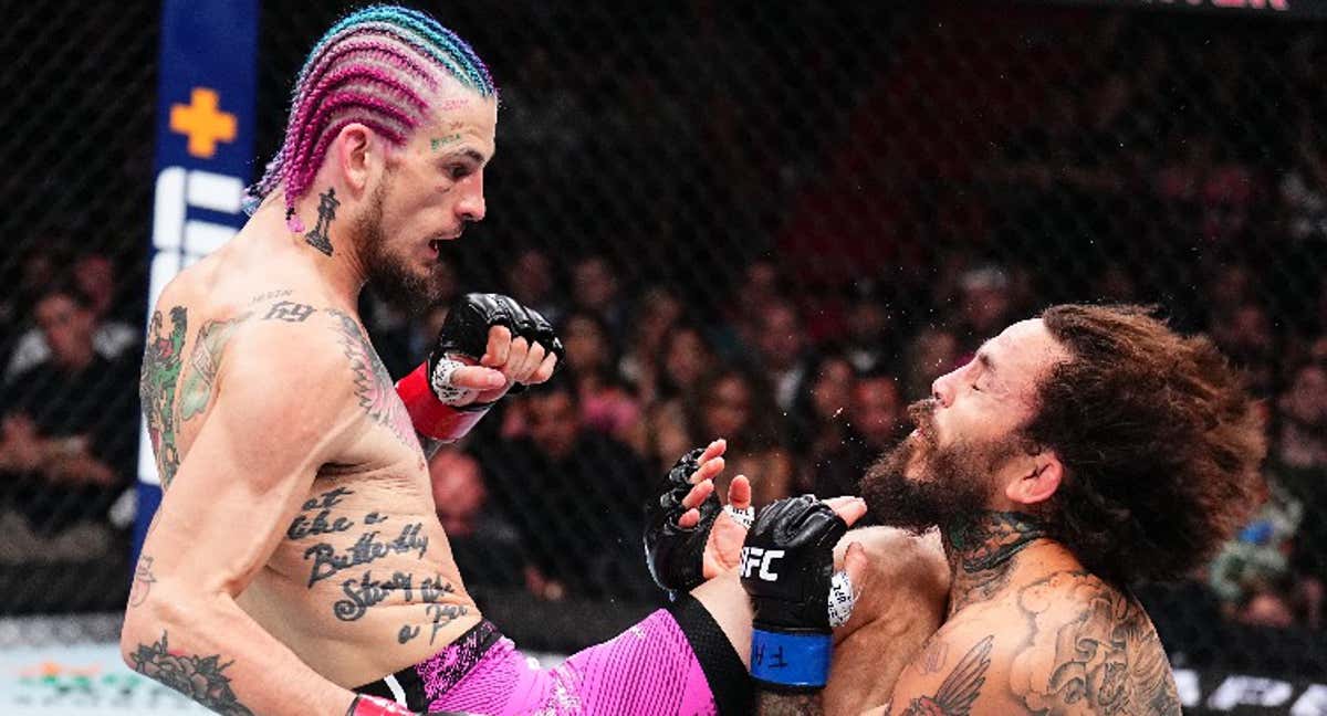 Sean O'Malley golpea a Marlon Vera durante su combate en el UFC 299./UFC