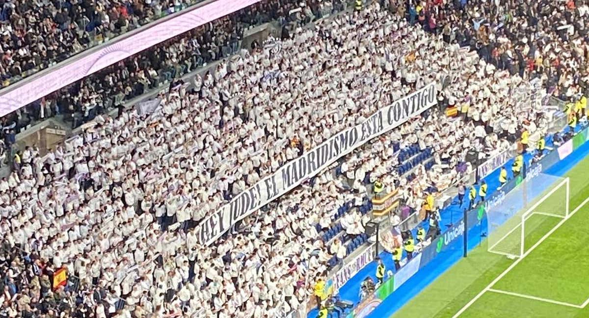 La pancarta desplegada en el Fondo Sur del Santiago Bernabéu.