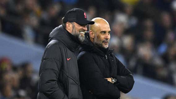 Klopp y Pep charlando en la banda durante un partido./AFP