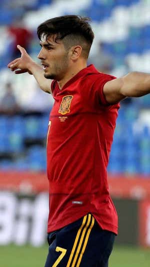 Brahim celebra un gol con las categorías inferiores de España. Agencias