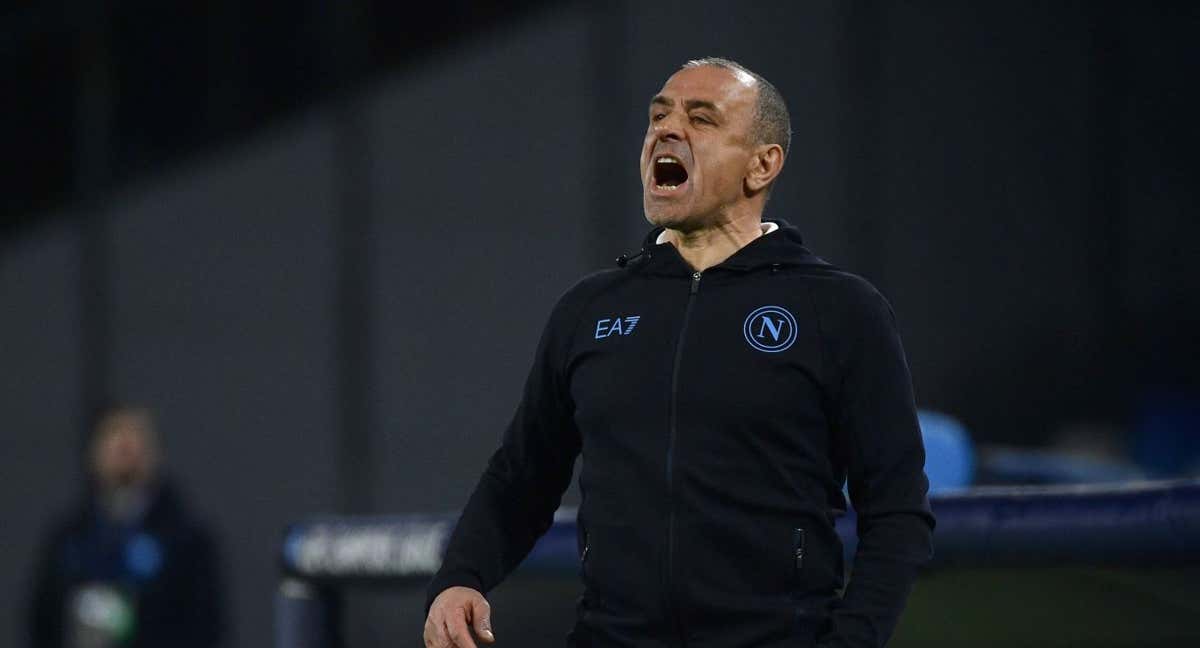 Calzona disputó su primer partido como entrenador del Nápoles contra el Barcelona.
