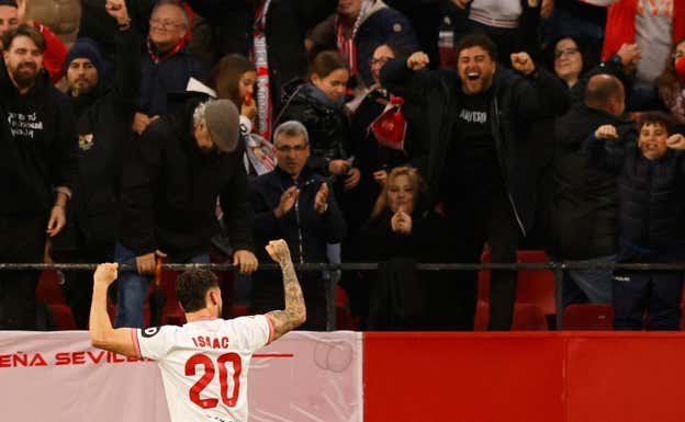 Isaac celebra un gol con la afición del Sevilla en el Sánchez Pizjuán. REUTERS