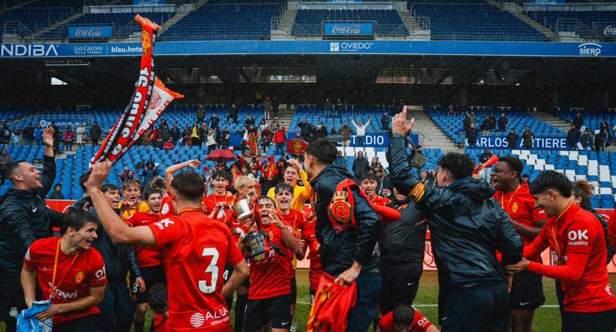 El Mallorca, en Oviedo, celebrando el título de campeón de la Copa del Rey. /RCD MALLORCA