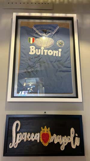 La camiseta de Maradona, todavía sucia, que preside el Spaccanapoli. RELEVO