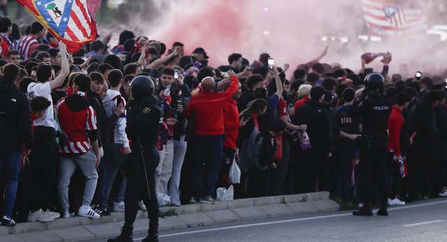 Gritos para la vergüenza en los aledaños del Metropolitano: «Alé, alé, alé, Vinicius chimpancé»