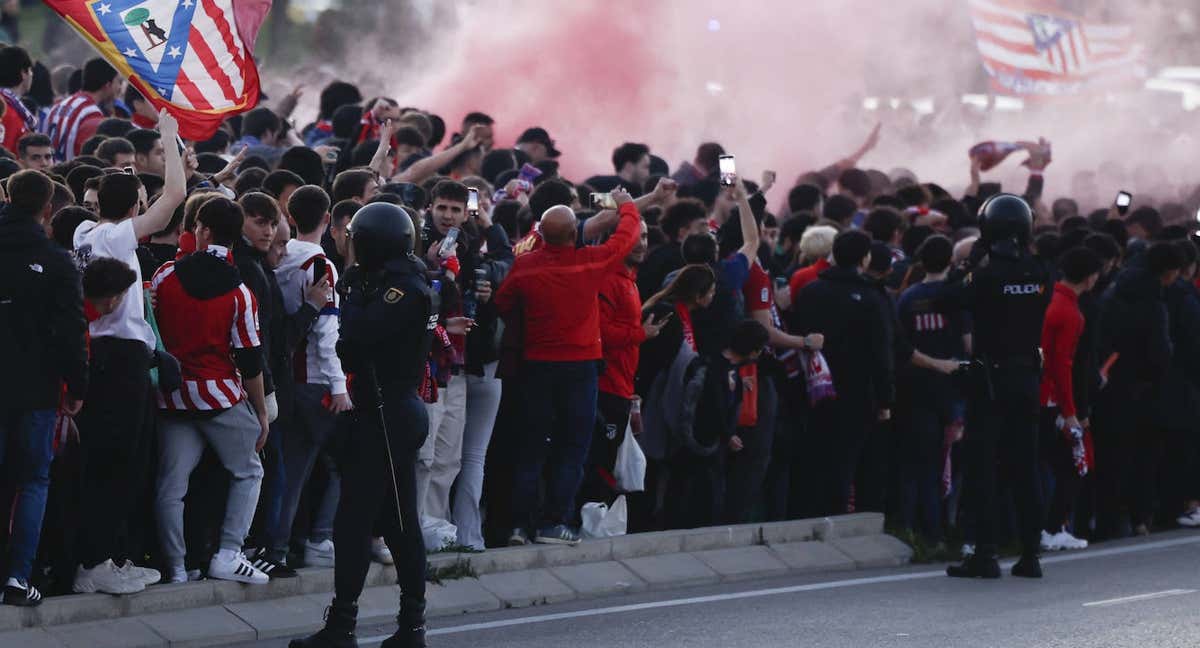 Aficionados en las inmediaciones del estadio antes del partido entre el Atlético de Madrid y el Inter de Milán.