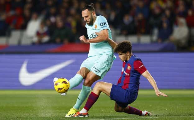 Muriqi y Cubarsí, durante el Barça-Mallorca. EFE / Quique García.