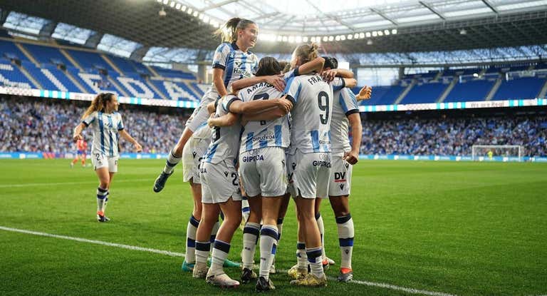 Las jugadoras de la Real celebrando un gol.