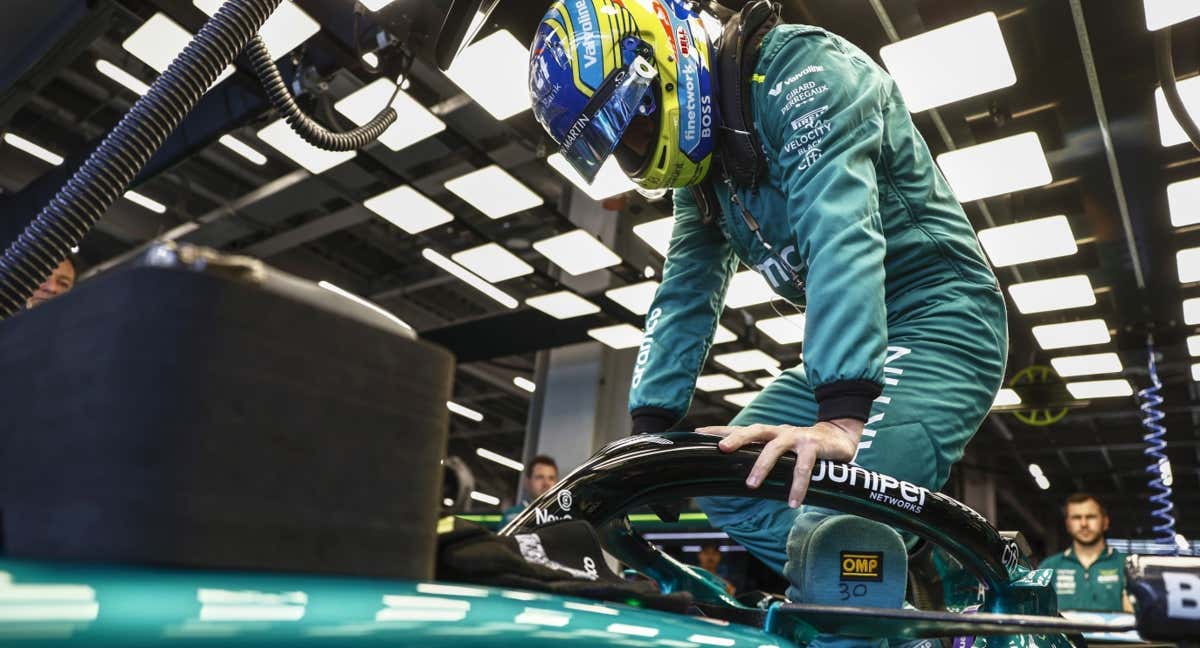 Fernando Alonso se sube al Aston Martin AMR24 para la F1 2024.