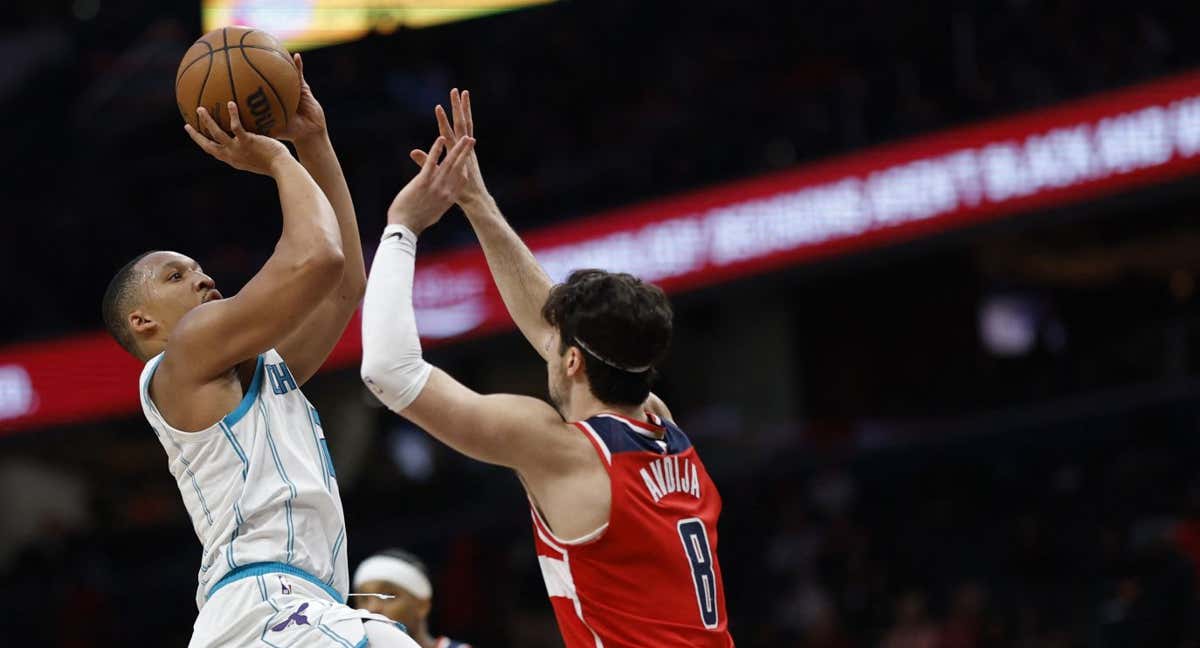 Grant Williams lanza a canasta en un partido ante los Wizards. /Reuters