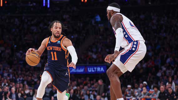 Brunson encara a Reed durante el partido entre los Knicks y los 76ers./Reuters