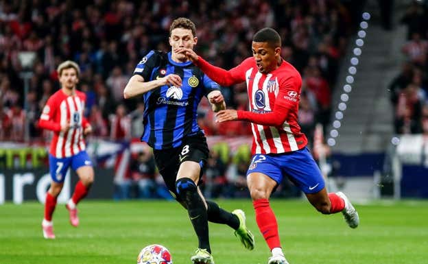 Lino durante una pugna con Pavard.  EP