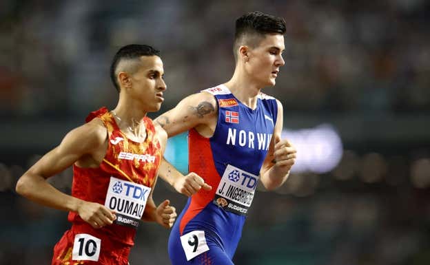 Oumaiz junto a Jakob Ingebrigsten en los Mundiales de 2023.  REUTERS/Sarah Meyssonnier
