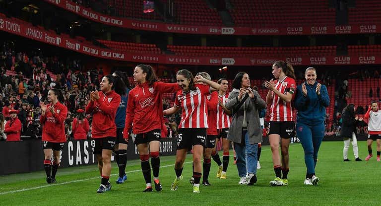 Clara Pinedo y sus compañeras agradeciendo al público de San Mamés.