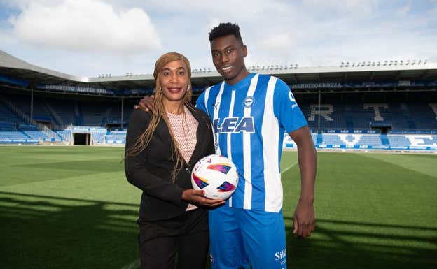 Samu Omorodion junto a su madre, Edith, el día de su presentación con el Alavés.  Deportivo Alavés