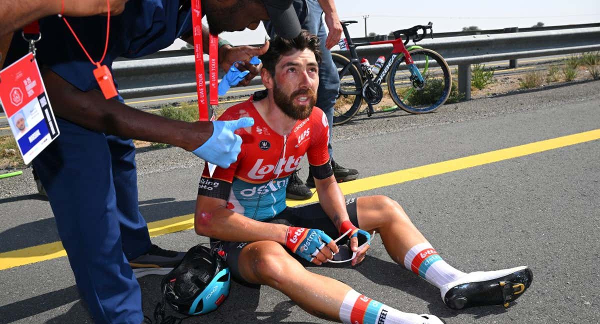 Thomas De Gendt resultó herido después de caerse durante la sexta etapa del UAE Tour 2024./Getty