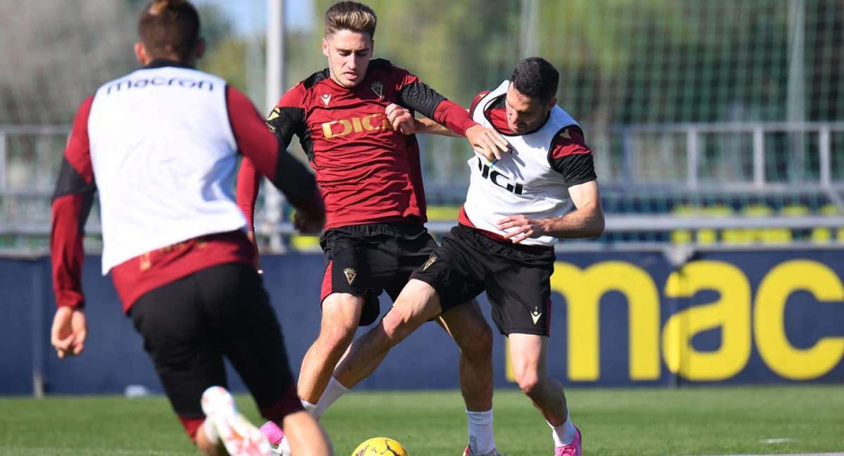 Zaldua y Robert Navarro pugnan por un balón durante un entrenamiento. /Cádiz CF