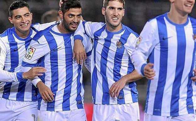 Zaldua celebra un gol junto a Carlos Vela y Chory Castro.  Efe