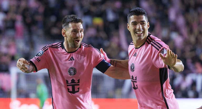 Messi y Suárez celebran uno de los tantos de ayer.