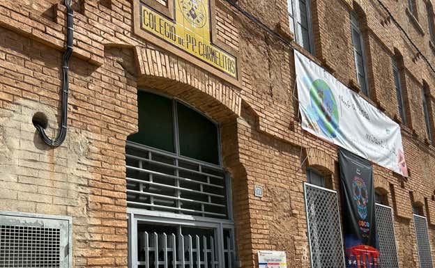 El colegio Carmelitas, cerrado pese a ser hora lectiva.  RELEVO/N.Sanchis