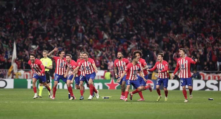 Los jugadores del Atlético estallan en euforia tras el penalti fallado por Lautaro Martíneez.