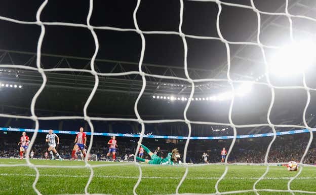 La Real Sociedad marca gol contra el Atlético de Madrid.  EFE