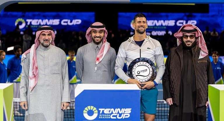 Novak Djokovic posa después de su última exhibición en Arabia Saudí.
