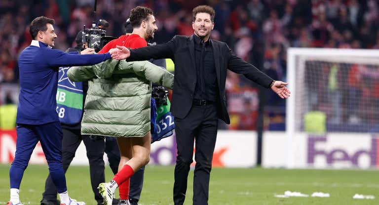 Simeone, con los brazos abiertos, celebrando la victoria sobre el Inter en la Champions League.