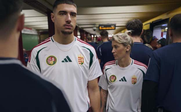 Camiseta suplente de Hungría para la Euro 2024. ADIDAS