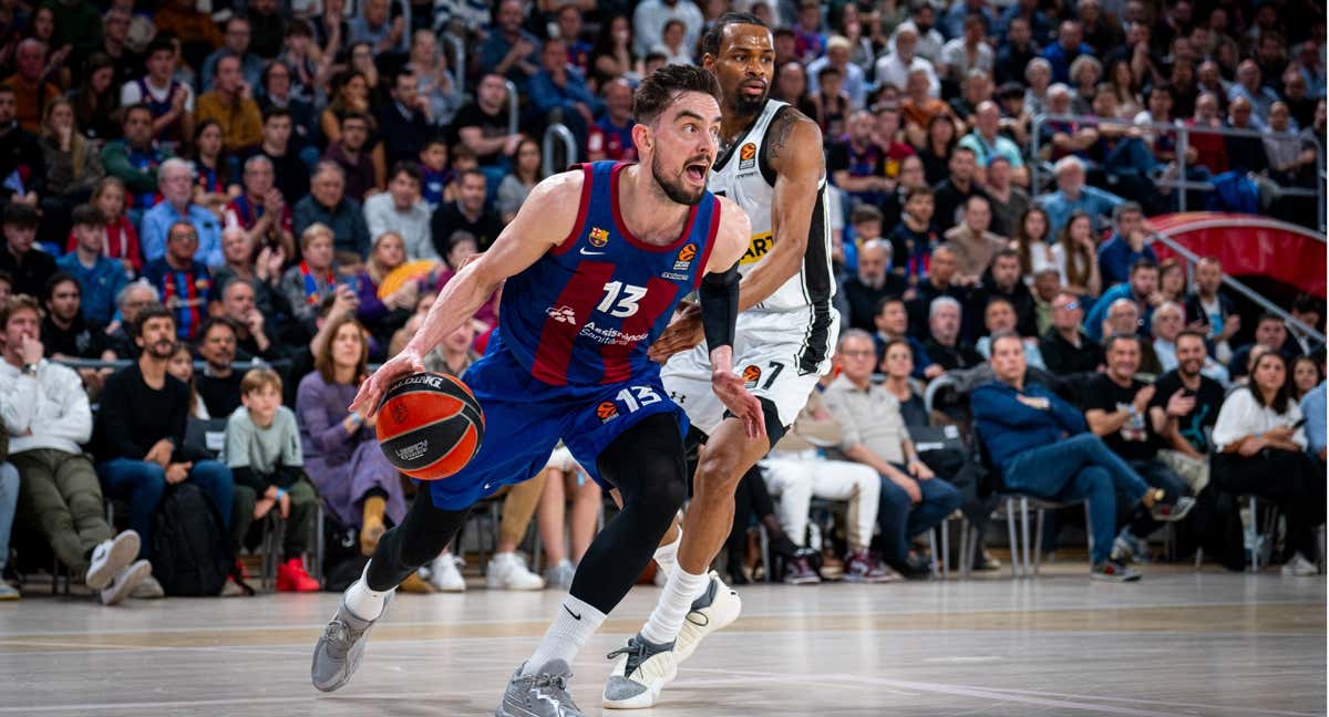 Tomas Satoransky busca el aro ante la defensa de Kevin Punter/ BARÇA