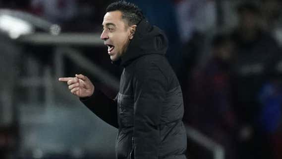 Xavi bromea al final del partido del pasado martes entre el Barcelona y el Nápoles. /GETTY