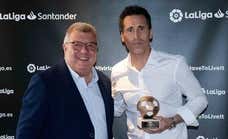 El Balón de Oro de los delegados se sienta en el banquillo del Athletic: «Siempre acudo a pedirle consejo porque encuentro la respuesta adecuada»