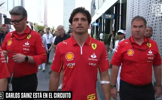 Carlos Sainz, aún convaleciente, en el paddock de F1 en Yeda.  DAZN F1