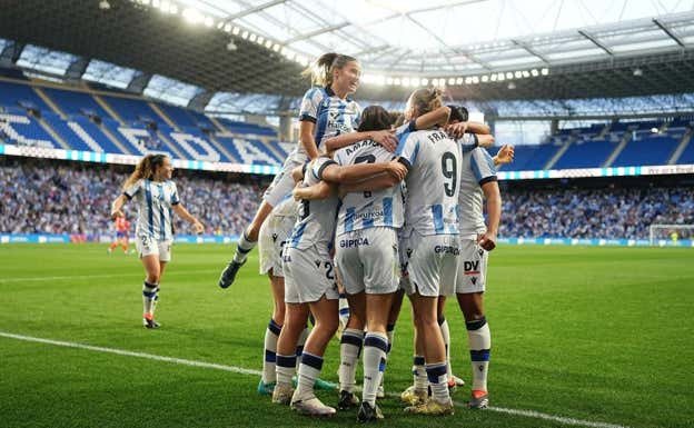 Jugadoras de la Real celebrando un gol.  REAL SOCIEDAD