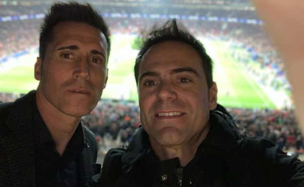 Sendoa Agirre junto a su buen amigo Javier Farinós.  Relevo