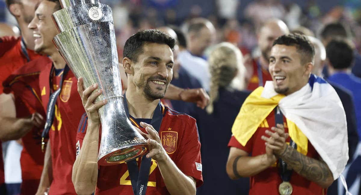 Jesús Navas, con el trofeo de la UEFA Nations League./AFP