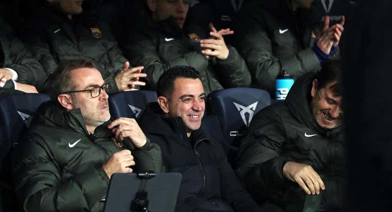 Xavi, en un momento de un partido junto a su cuerpo técnico.