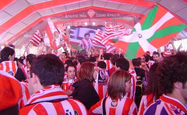 La fan zone del Athletic Club en Sevilla será un hervidero.  Relevo