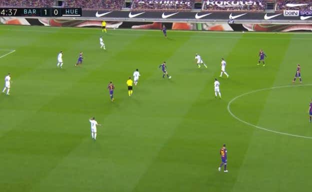 Pedri recibe en tres cuartos y Griezmann se sitúa cerca del canario.  WYSCOUT