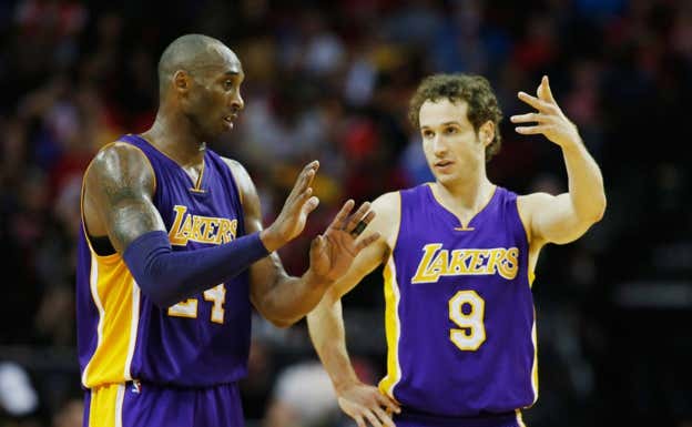Marcelinho Huertas junto a Kobe Bryant en los Lakers.  GETTY IMAGES