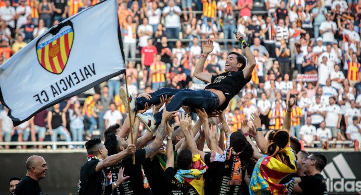 Marcelino, manteado en Mestalla. /EFE