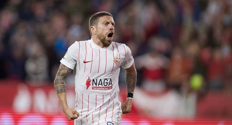 Papu Gómez celebra un gol con el Sevilla.