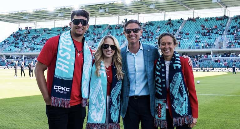Patrick Mahomes, jugadora de la NFL, y su mujer, Brittany, posan en la previa del primer partido del Kansas City Current, club del que son copropietarios.