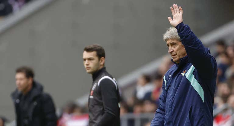 Manuel Pellegrini, en un partido del Betis.