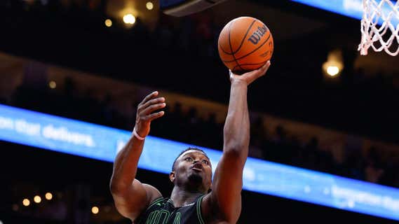 Zion Williamson anota una canasta ante los Hawks./AFP