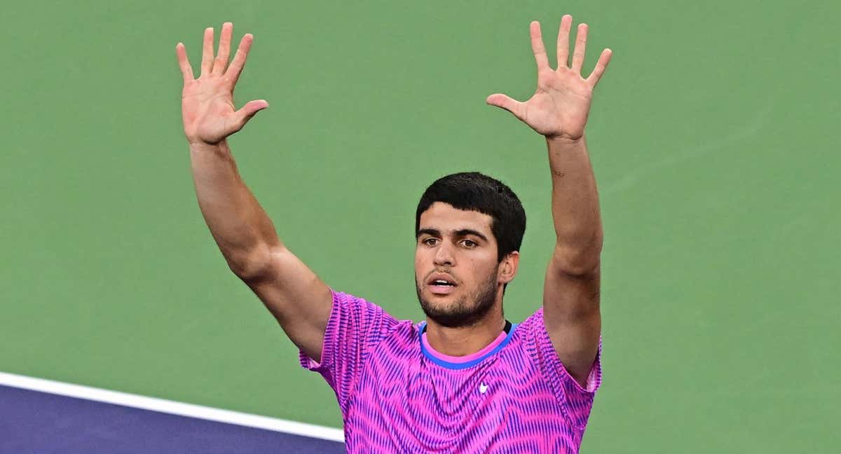 Alcaraz agradece al público de Indian Wells en su duelo frente a Sinner./AFP