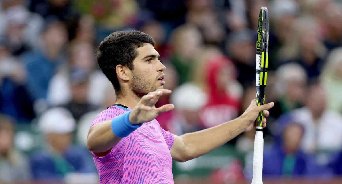 Carlos Alcaraz celebra la victoria conseguida contra Jannik Sinner en las semifinales de Indian Wells. /AFP