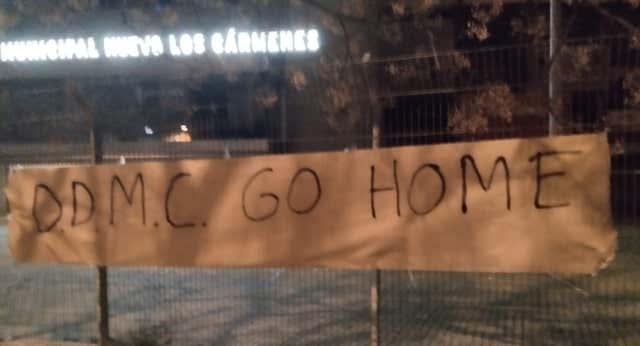 Pintadas, pancartas… la afición del Granada estalla contra la directiva: “Iros ya, cobardes”